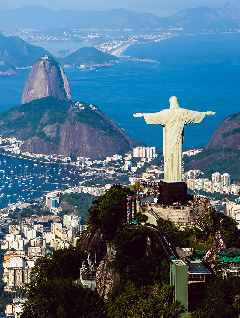 Vista do Rio de Janeiro com o Cristo Redentor Responsive image